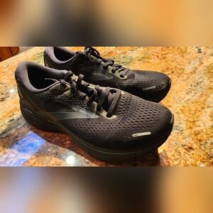 BROOKS black running shoes men's size 8, wide (D)
